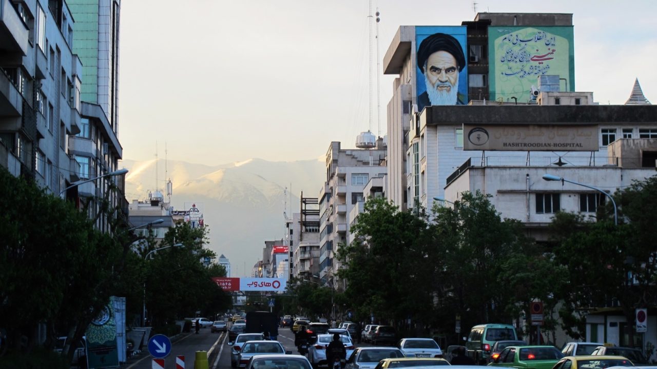 Lipstick Tehran – Subversive signs in the realm of the mullahs